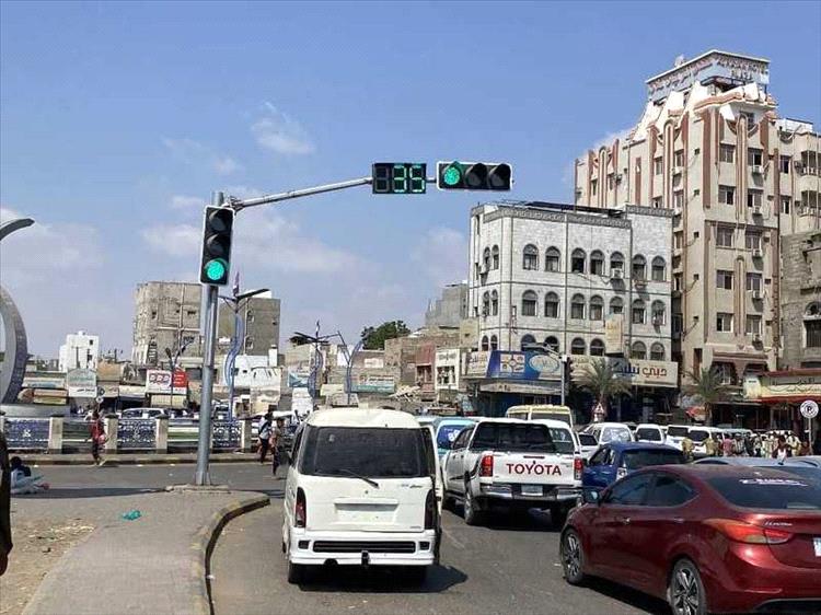 شرطة السير بعدن تدشّن التشغيل التجريبي للإشارات الضوئية في جولة القاهرة