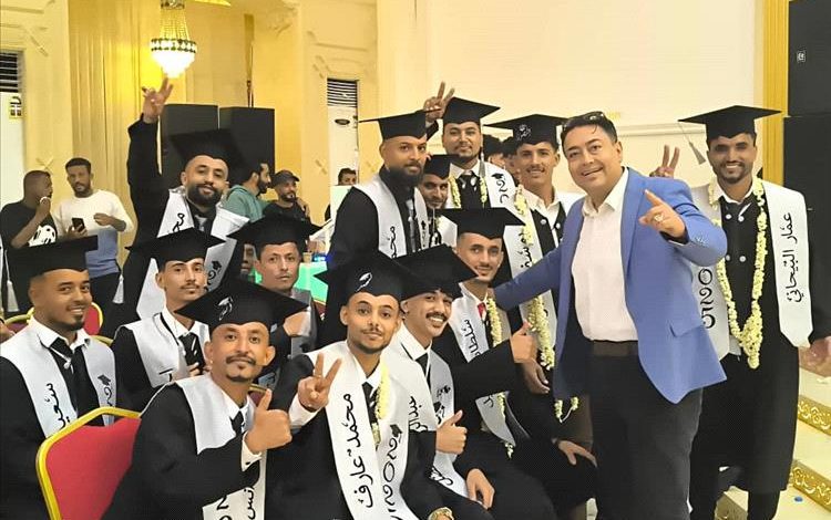 طلاب قسم اقتصاد أعمال بجامعة عدن يحتفلون بتخرجهم في أجواء مفعمة بالفرح والتميز