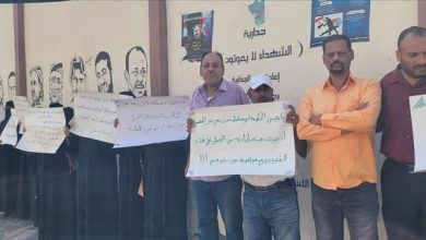 عدن.. وقفة احتجاجية أمام ديوان المحافظة للمُطالبة باستئناف نشاط هيئة الأراضي وصرف مستحقات موظفيها ومتعاقديها