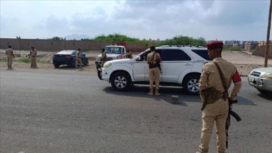 قوات الشرطة العسكرية تلقي القبض على متهم بقتل مواطن في خور عميرة