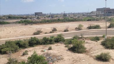 كلية الحقوق بجامعة عدن تُجري مسحًا وتسوية لملعبها لتمكين الطلاب وحمايتهم من الإصابات