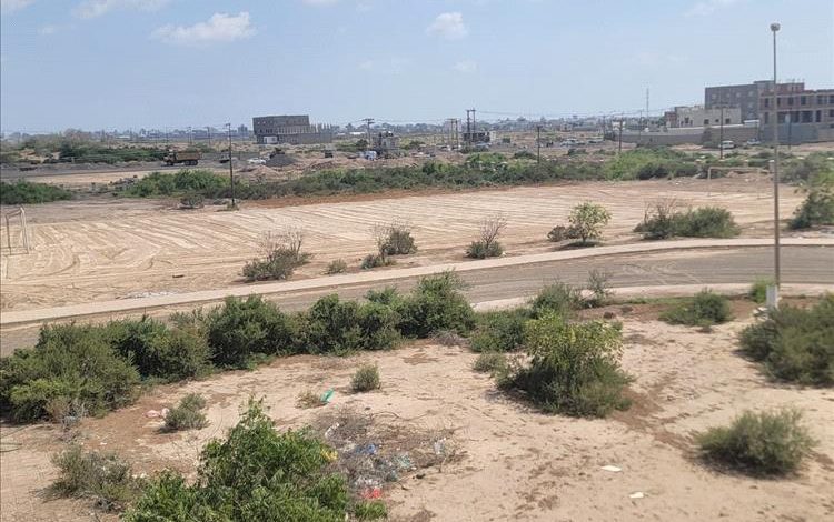 كلية الحقوق بجامعة عدن تُجري مسحًا وتسوية لملعبها لتمكين الطلاب وحمايتهم من الإصابات