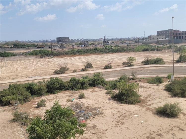 كلية الحقوق بجامعة عدن تُجري مسحًا وتسوية لملعبها لتمكين الطلاب وحمايتهم من الإصابات