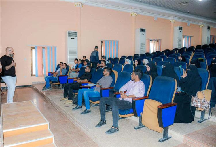 كلية طب الأسنان عدن تنظم دورة تدريبية نوعية في تجميل الأسنان