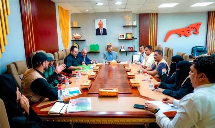 محافظ العاصمة عدن يشدد على تكاتف الجهود لحماية البيئة والأراضي الرطبة ومواجهة تغيّر المناخ