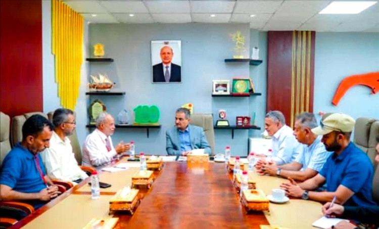 محافظ عدن يناقش مع قيادة هيئة المساحة الجيولوجية مخاطر الانهيارات الصخرية والإجراءات الوقائية