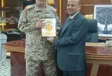 مدير الأكاديمية العسكرية العليا يكرم الدكتور المشرعي بدرع كلية الدفاع الوطني