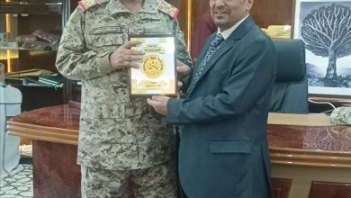 مدير الأكاديمية العسكرية العليا يكرم الدكتور المشرعي بدرع كلية الدفاع الوطني