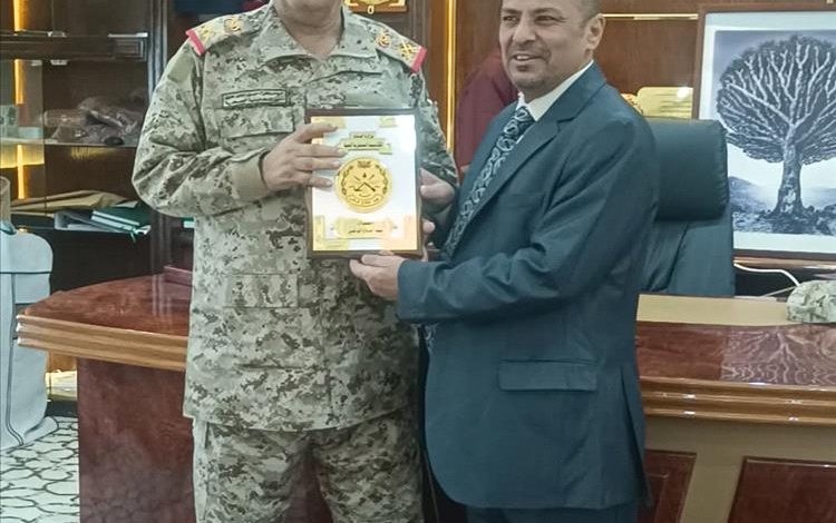 مدير الأكاديمية العسكرية العليا يكرم الدكتور المشرعي بدرع كلية الدفاع الوطني