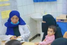 مدير صحة صيرة يواصل معاينة الأطفال في المخيم الطبي المجاني الأول بعدن