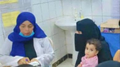 مدير صحة صيرة يواصل معاينة الأطفال في المخيم الطبي المجاني الأول بعدن