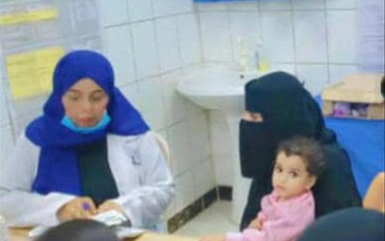 مدير صحة صيرة يواصل معاينة الأطفال في المخيم الطبي المجاني الأول بعدن