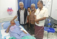 مدير عام الملاح يزور الشيخ محسن العرابي للاطمئنان على صحته بعد عملية جراحية ناجحة