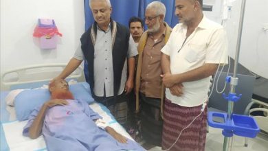 مدير عام الملاح يزور الشيخ محسن العرابي للاطمئنان على صحته بعد عملية جراحية ناجحة