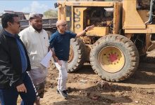 مدير عام المنصورة يدشن العمل في مشروع إنشاء دوار بئر فضل