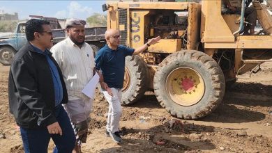 مدير عام المنصورة يدشن العمل في مشروع إنشاء دوار بئر فضل