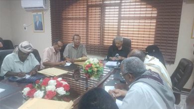 مدير عام المنصورة يكرم الطالب "رشيد أحمد" الفائز في مسابقة الأغنية الوطنية بمدارس المديرية