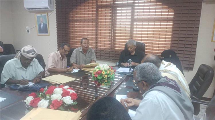 مدير عام المنصورة يكرم الطالب "رشيد أحمد" الفائز في مسابقة الأغنية الوطنية بمدارس المديرية