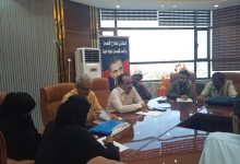 مدير عام خور مكسر يعقد اجتماعًا بمكتب الصناعة والتجارة واللجان المجتمعية لمناقشة ضبط الأسعار والمخالفات الإنشائية