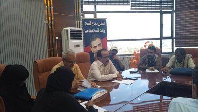 مدير عام خور مكسر يعقد اجتماعًا بمكتب الصناعة والتجارة واللجان المجتمعية لمناقشة ضبط الأسعار والمخالفات الإنشائية