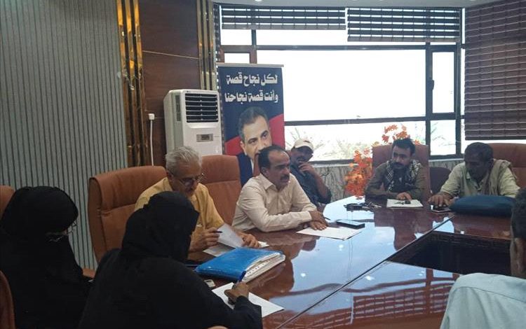 مدير عام خور مكسر يعقد اجتماعًا بمكتب الصناعة والتجارة واللجان المجتمعية لمناقشة ضبط الأسعار والمخالفات الإنشائية