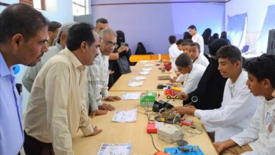 مدير عام خورمكسر يزور معرض الفيزياء بمدرسة خالد بن الوليد ويشيد بتميز طلابها