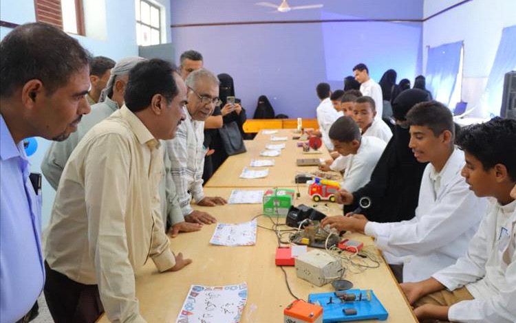 مدير عام خورمكسر يزور معرض الفيزياء بمدرسة خالد بن الوليد ويشيد بتميز طلابها