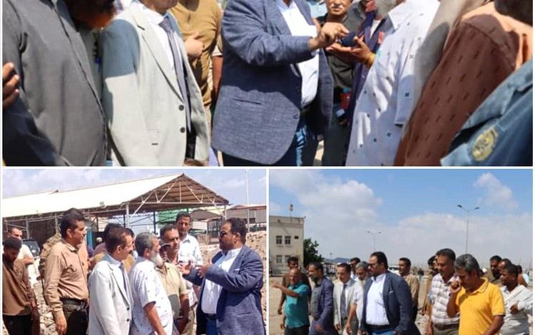 مدير عام شركة النفط بعدن يتفقد منشأة البريقة ويقدّم دعماً لخدمات الموظفين