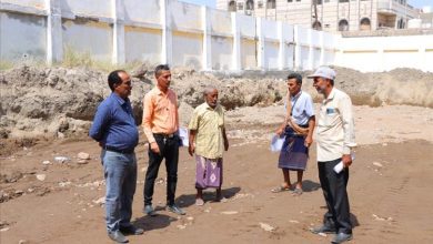 مدير عام مديرية خورمكسر يتفقد أعمال بناء فصول إضافية  في ثانوية عبدالباري للبنات