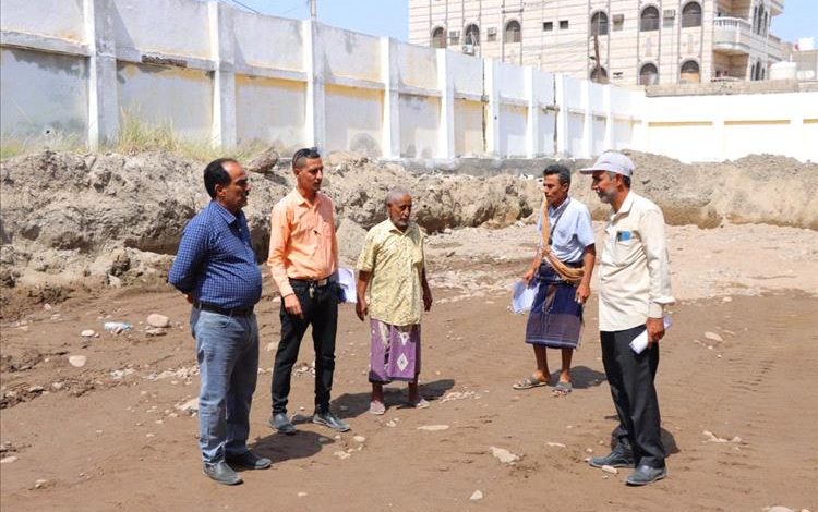 مدير عام مديرية خورمكسر يتفقد أعمال بناء فصول إضافية  في ثانوية عبدالباري للبنات