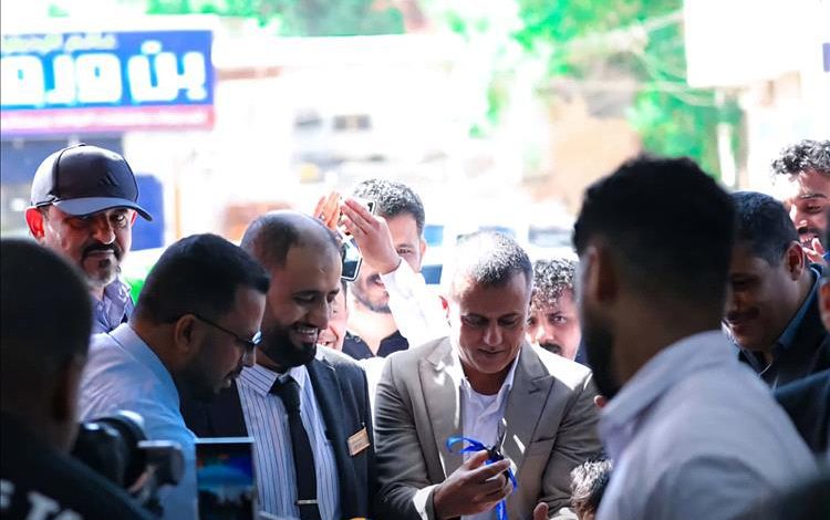 مدير عام مكتب الصناعة والتجارة بعدن يشهد افتتاح مؤسسة العماد للطاقة المتجددة