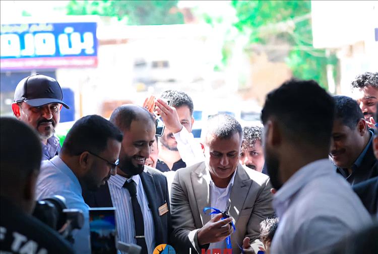 مدير عام مكتب الصناعة والتجارة بعدن يشهد افتتاح مؤسسة العماد للطاقة المتجددة