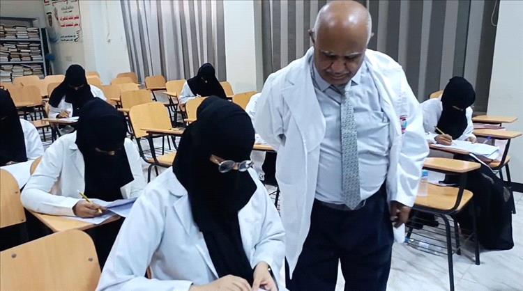مدير مستشفى الصداقة يدشن الامتحانات النهائية لطلاب الماجستير المهني في طب النساء والتوليد - الدفعة 14 بعدن