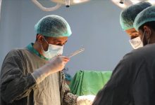 مسؤول حكومي في عدن يجمع بين المسؤولية والمهنية الطبية والإنسانية في خدمة المواطن