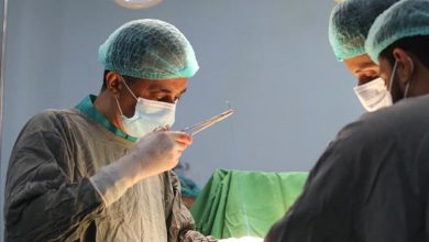 مسؤول حكومي في عدن يجمع بين المسؤولية والمهنية الطبية والإنسانية في خدمة المواطن