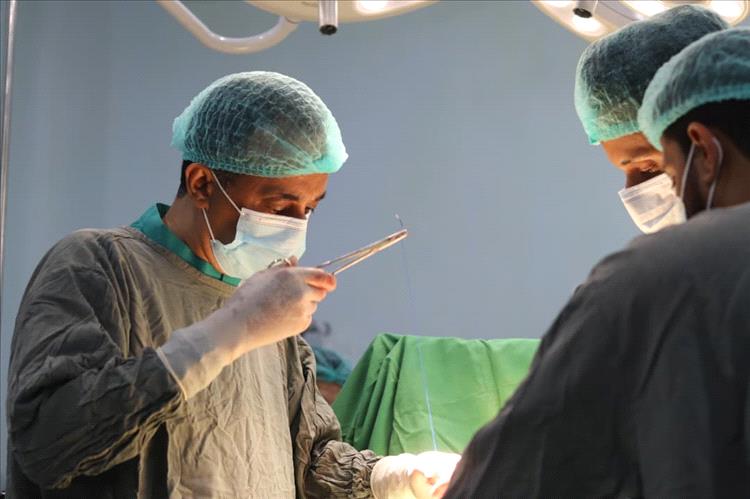 مسؤول حكومي في عدن يجمع بين المسؤولية والمهنية الطبية والإنسانية في خدمة المواطن