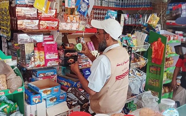 مكتب الصناعة والتجارة بخورمكسر يواصل  تنفيذ نزولاته الميدانية لمراقبة الأسعار وضبط السلع المنتهية