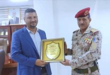 نائب رئيس هيئة الأركان يكرّم مدير المؤسسة العامة للأثاث والتجهيزات المدرسية تقديراً لجهوده