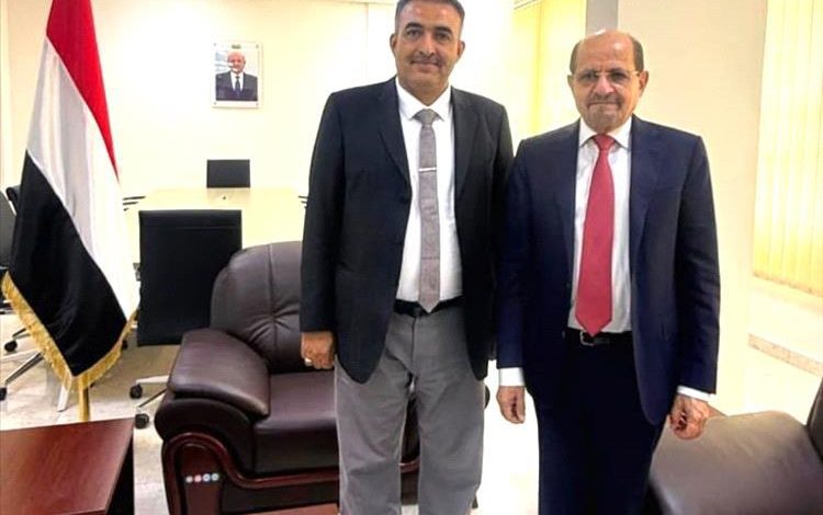 وزير الخارجية يلتقي وكيل محافظة أبين في عدن لبحث الهجرة غير الشرعية والأوضاع الدبلوماسية