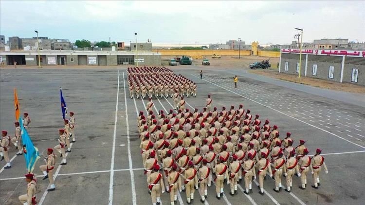 وزير الدفاع يشهد حفل تخرج الدفعة ٥٢ كلية حربية في العاصمة عدن