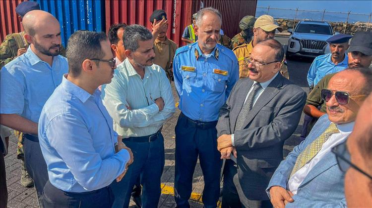 وزير النقل يتفقد سير نشاط محطة الحاويات و يرأس اجتماعاً مع قيادات الجهات العاملة فيه