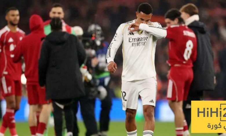 تعامل جماهير ليفربول مع أرنولد قاسي