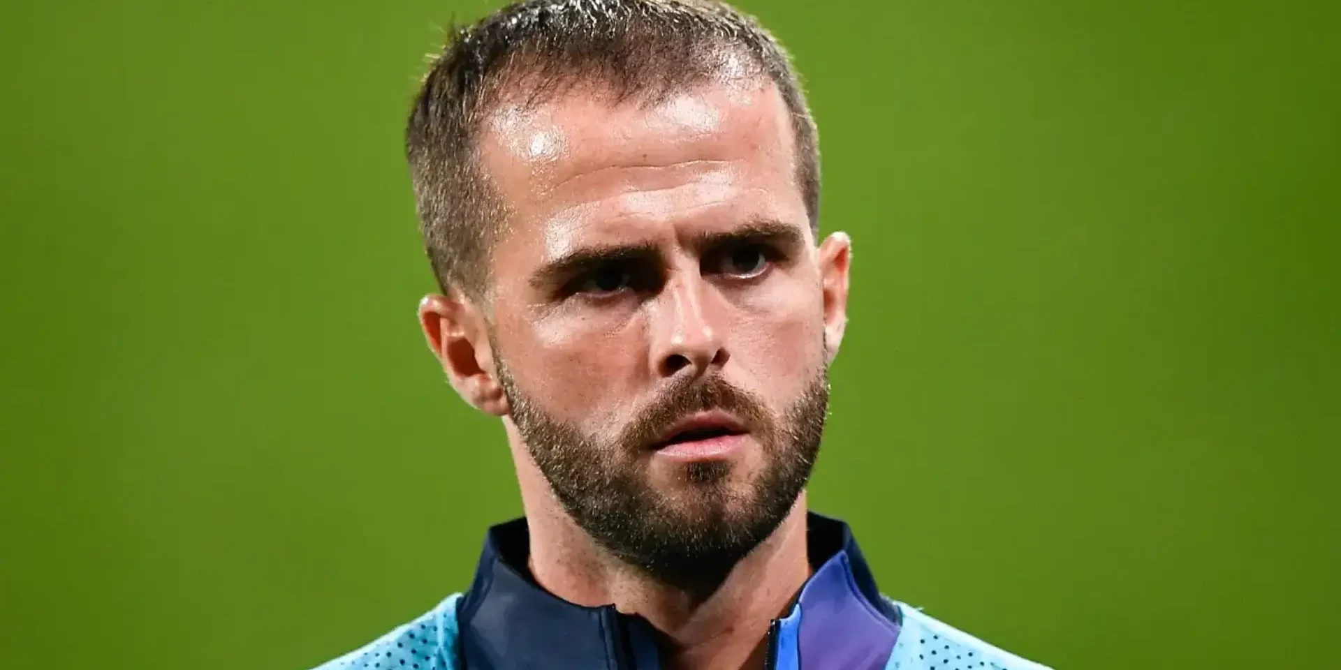 ميراليم بيانيتش نجم برشلونة السابق يعتزل كرة القدم