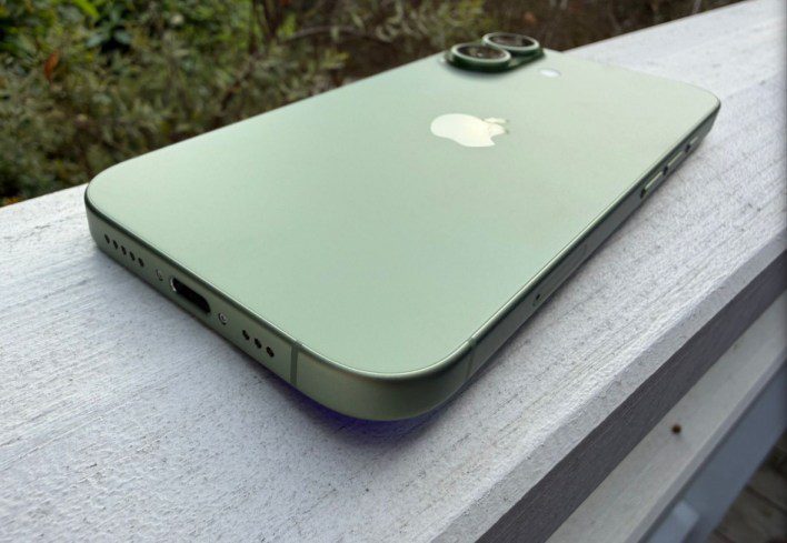 اختبار شحن iPhone 17 يكشف عن تحسّن طفيف فقط مع شاحن أبل الجديد بقدرة 40 واط