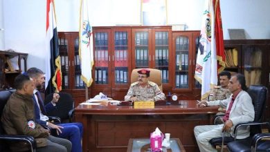 اركان حرب محور تعز يبحث مع الصليب الأحمر تعزيز التعاون المشترك