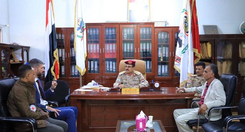 اركان حرب محور تعز يبحث مع الصليب الأحمر تعزيز التعاون المشترك