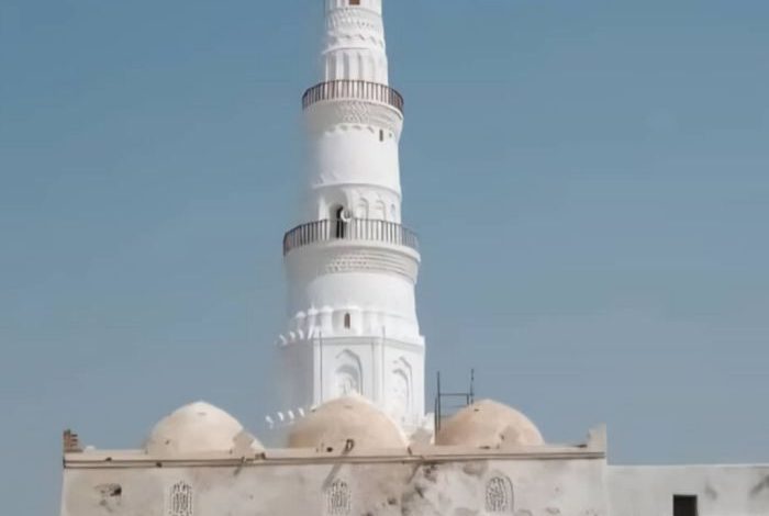 استكمال ترميم منارة جامع الشاذلي التاريخي في المخا