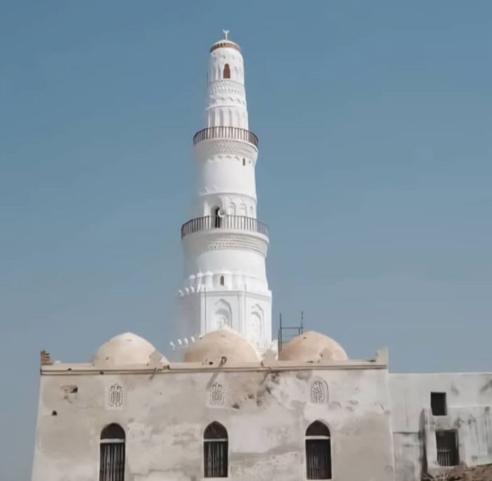 استكمال ترميم منارة جامع الشاذلي التاريخي في المخا