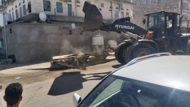 اشغال مأرب يدشن حملة لإزالة المخالفات من أرصفة شوارع عاصمة المحافظة