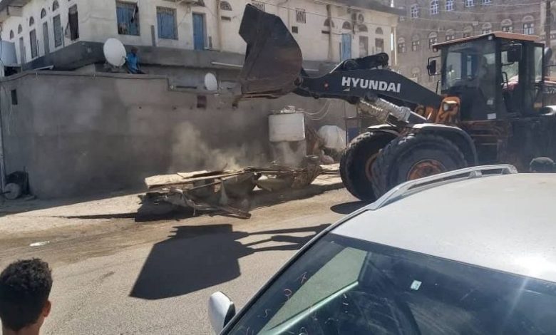 اشغال مأرب يدشن حملة لإزالة المخالفات من أرصفة شوارع عاصمة المحافظة